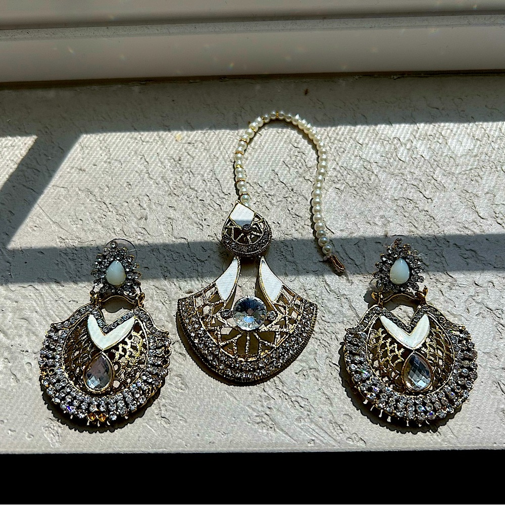 Indian/ Punjabi Jewelry set: Maang Tikka with matching earrings